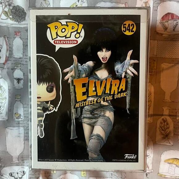 Funko Pop Elvira: Mistress Of Darkness HotTopic Exclusive - Picture 4 of 6